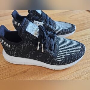 Adidas Women's Swift Run sneaker